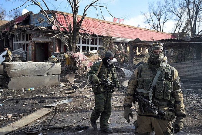 “Chảo lửa” Debaltsevo tan hoang sau trận huyết chiến khốc liệt ảnh 30