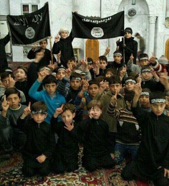 Nhà nước Hồi giáo huấn luyện các “sát thủ nhí” giết người không ghê tay ảnh 11