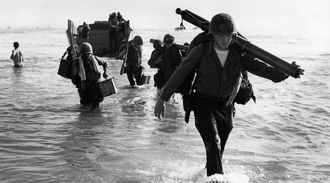Chùm ảnh “độc“: Lính thủy đánh bộ Mỹ đổ bộ lên Đà Nẵng 50 năm trước ảnh 1