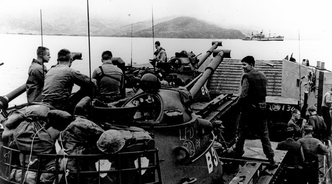 Chùm ảnh “độc“: Lính thủy đánh bộ Mỹ đổ bộ lên Đà Nẵng 50 năm trước ảnh 7