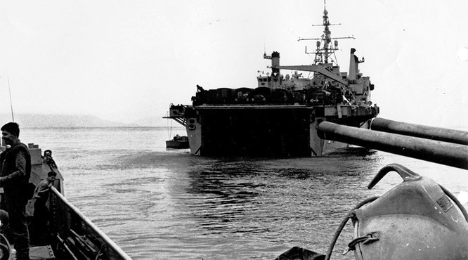 Chùm ảnh “độc“: Lính thủy đánh bộ Mỹ đổ bộ lên Đà Nẵng 50 năm trước ảnh 8