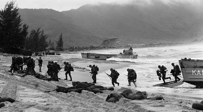 Chùm ảnh “độc“: Lính thủy đánh bộ Mỹ đổ bộ lên Đà Nẵng 50 năm trước ảnh 9