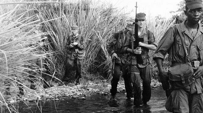 Chùm ảnh “độc“: Lính thủy đánh bộ Mỹ đổ bộ lên Đà Nẵng 50 năm trước ảnh 30
