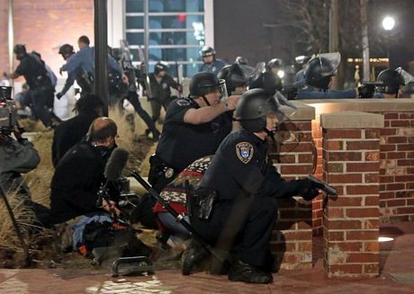 Mỹ: Biểu tình lại bùng phát tại Ferguson, 2 cảnh sát bị bắn ảnh 4