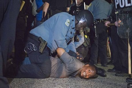 Mỹ: Biểu tình lại bùng phát tại Ferguson, 2 cảnh sát bị bắn ảnh 10