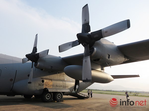 Không quân Mỹ "khoe" máy bay vận tải C-130 đậu ở sân bay Đà Nẵng ảnh 6