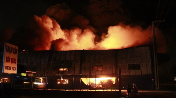 Cháy nổ dữ dội kho chứa sơn và hóa chất tại Bình Dương ảnh 12