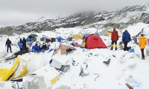Khoảnh khắc lở tuyết chôn vùi trại leo núi Everest ảnh 1