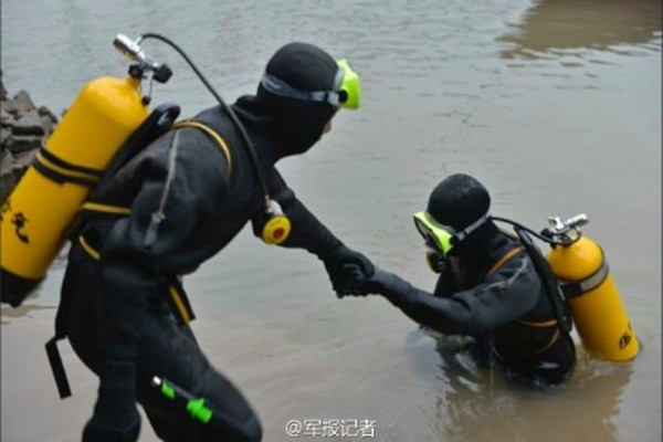 Tàu chở hơn 450 người chìm ở Trung Quốc ảnh 32