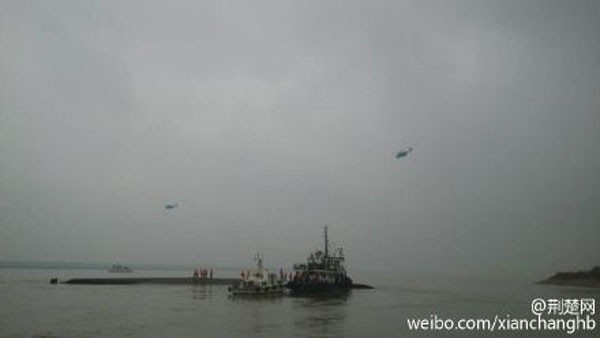 Tàu chở hơn 450 người chìm ở Trung Quốc ảnh 37
