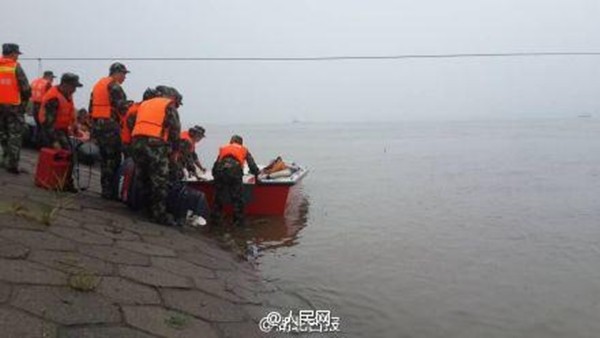 Tàu chở hơn 450 người chìm ở Trung Quốc ảnh 39