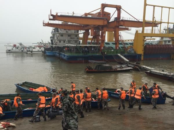 Tàu chở hơn 450 người chìm ở Trung Quốc ảnh 42