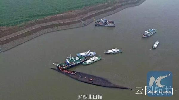 Tàu chở hơn 450 người chìm ở Trung Quốc ảnh 9