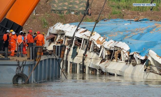 Trung Quốc nâng tàu chìm trên sông Trường Giang ảnh 1