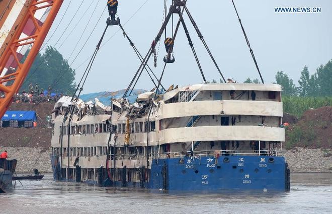 Trung Quốc nâng tàu chìm trên sông Trường Giang ảnh 3