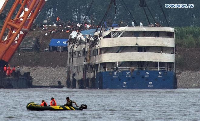 Trung Quốc nâng tàu chìm trên sông Trường Giang ảnh 5