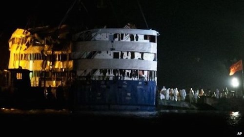Vụ tàu chìm ở Trung Quốc: Tìm thấy 331 thi thể, hơn 100 người mất tích ảnh 1