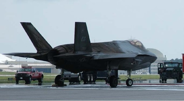 F-35 có thể biến thành "vịt quay" khi đối đầu Su-30/35? ảnh 1