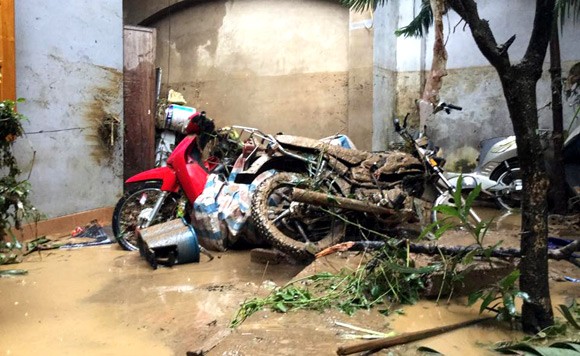 Vỡ đập ở Điện Biên, xe máy trôi khắp thị trấn ảnh 12