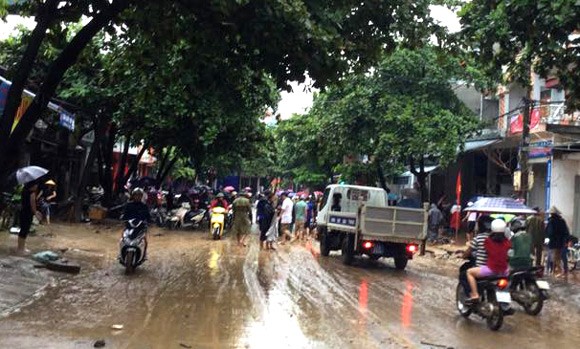 Vỡ đập ở Điện Biên, xe máy trôi khắp thị trấn ảnh 14