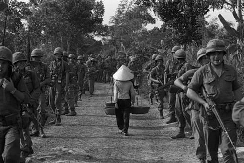 Cuộc chiến tranh Việt Nam qua ảnh của Henry Hyuet ảnh 2