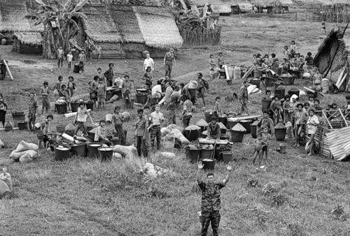 Cuộc chiến tranh Việt Nam qua ảnh của Henry Hyuet ảnh 32