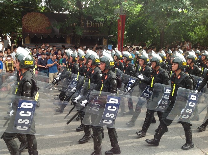 Dân đổ ra đường xem diễu binh hoành tráng mừng Quốc Khánh ảnh 26