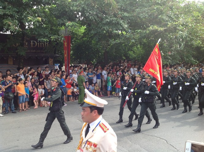 Dân đổ ra đường xem diễu binh hoành tráng mừng Quốc Khánh ảnh 27