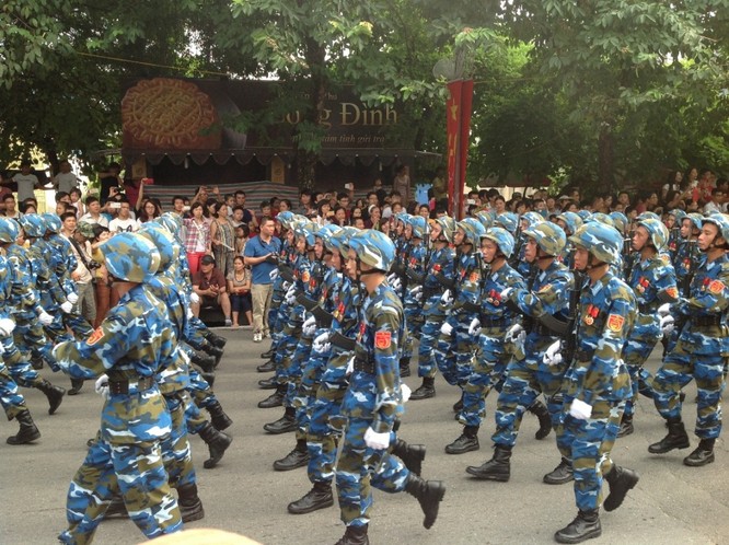 Dân đổ ra đường xem diễu binh hoành tráng mừng Quốc Khánh ảnh 17