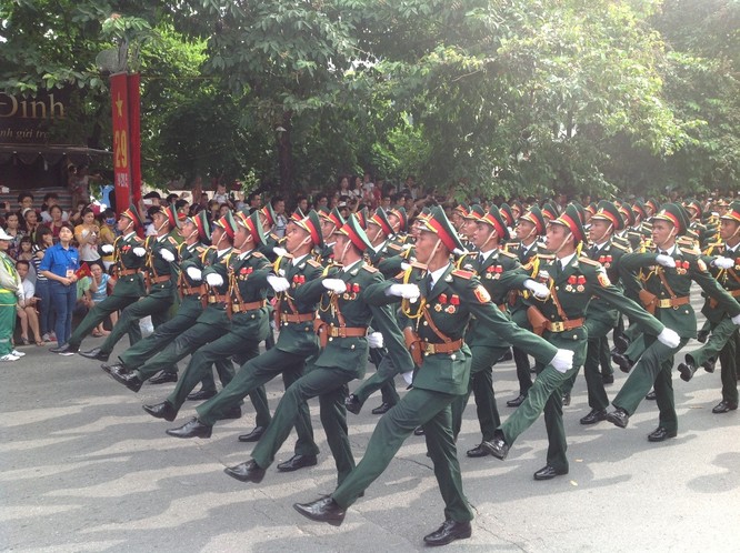 Dân đổ ra đường xem diễu binh hoành tráng mừng Quốc Khánh ảnh 8