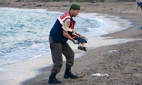 Châu Âu lại “chết lặng” với lập luận của cậu bé di cư người Syria ảnh 1