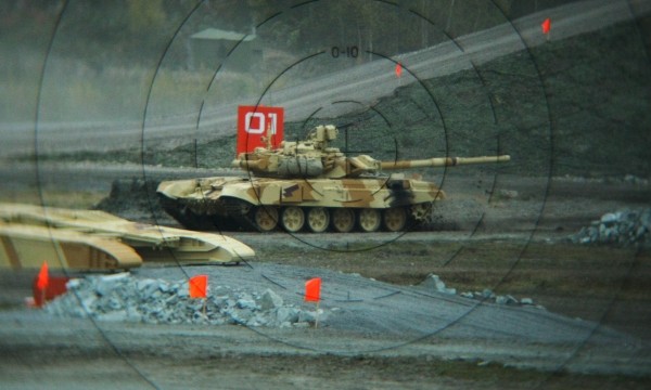 T-90 thử nghiệm thực tế chiến đấu trong sa mạc ảnh 1