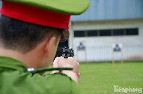 Xem chiến sĩ cảnh sát tập luyện với súng ngắn hiện đại - ảnh 9