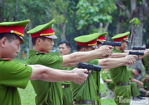 Xem chiến sĩ cảnh sát tập luyện với súng ngắn hiện đại - ảnh 11