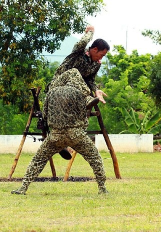 Lính đặc công luyện tập tác chiến chống khủng bố ảnh 12