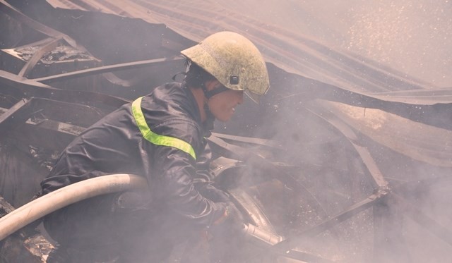 TPHCM: Biển lửa thiêu rụi công ty may, nhà xưởng đổ sập ảnh 3