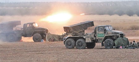 Dưới hỏa lực Nga - Bộ binh, xe tăng Syria giành từng mét đất từ tay khủng bố ảnh 1