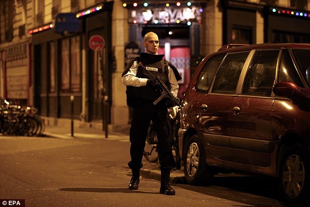  Những khoảnh khắc hãi hùng vụ tấn công đẫm máu tại Paris ảnh 12
