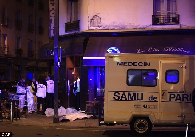  Những khoảnh khắc hãi hùng vụ tấn công đẫm máu tại Paris ảnh 14