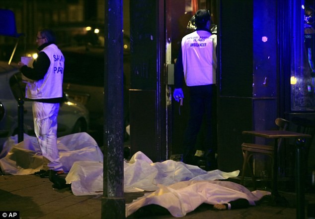  Những khoảnh khắc hãi hùng vụ tấn công đẫm máu tại Paris ảnh 16