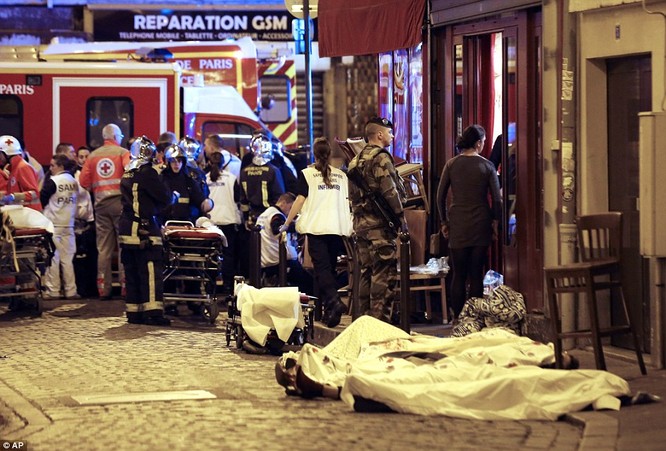  Những khoảnh khắc hãi hùng vụ tấn công đẫm máu tại Paris ảnh 20