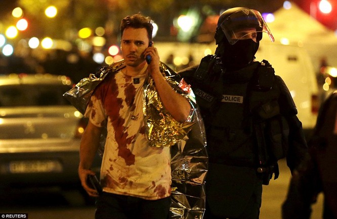  Những khoảnh khắc hãi hùng vụ tấn công đẫm máu tại Paris ảnh 24