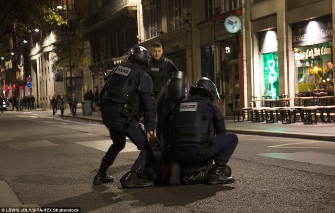  Những khoảnh khắc hãi hùng vụ tấn công đẫm máu tại Paris ảnh 25