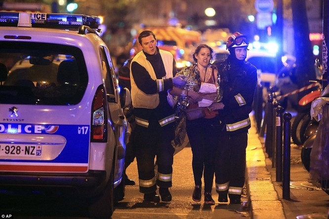  Những khoảnh khắc hãi hùng vụ tấn công đẫm máu tại Paris ảnh 27