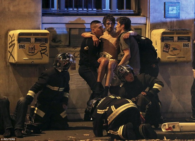  Những khoảnh khắc hãi hùng vụ tấn công đẫm máu tại Paris ảnh 28