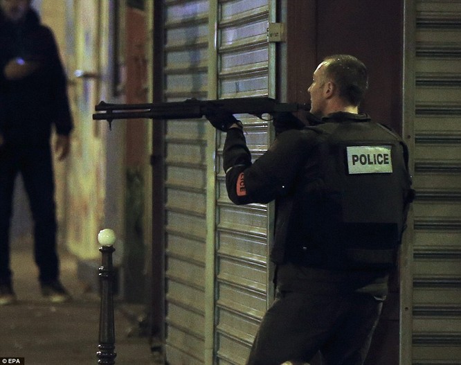  Những khoảnh khắc hãi hùng vụ tấn công đẫm máu tại Paris ảnh 30