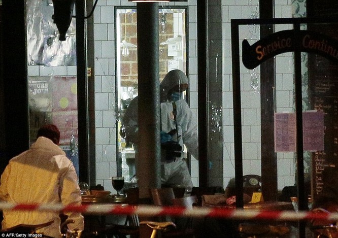  Những khoảnh khắc hãi hùng vụ tấn công đẫm máu tại Paris ảnh 31