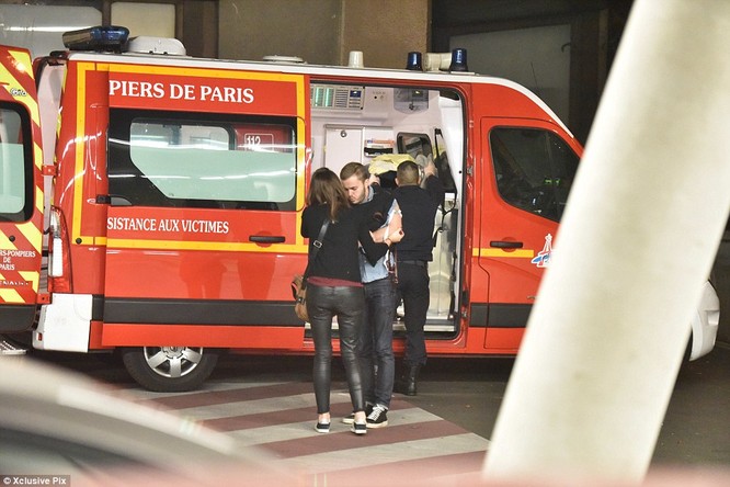  Những khoảnh khắc hãi hùng vụ tấn công đẫm máu tại Paris ảnh 36