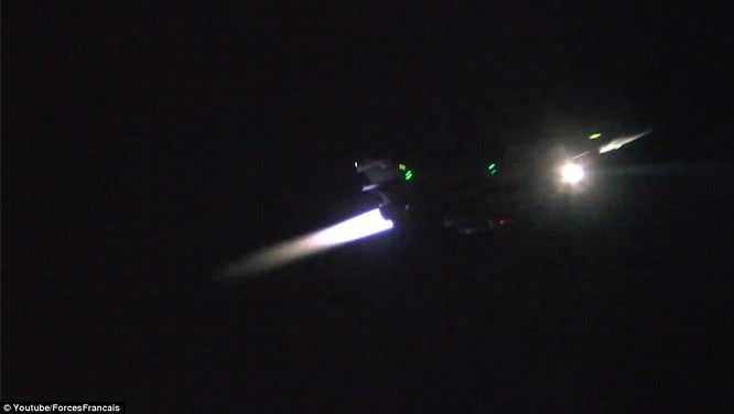 Video chiến đấu cơ Pháp trút bão lửa báo thù IS ảnh 3