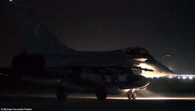 Video chiến đấu cơ Pháp trút bão lửa báo thù IS ảnh 4
